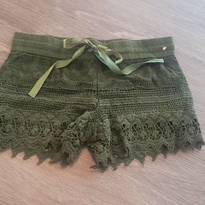 New Scalloped lace shorts
